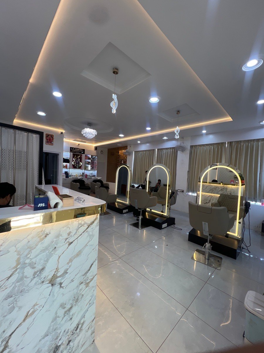 classic cut unisex saloon